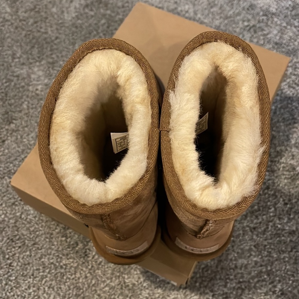 Authentic UGG Classic Short ll in Chestnut - Picture 4 of 9